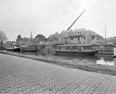 880424 Gezicht over de Vecht te Utrecht op de bouw van woningen op de hoek van de Hogelanden W.Z. en de Pippelingstraat ...